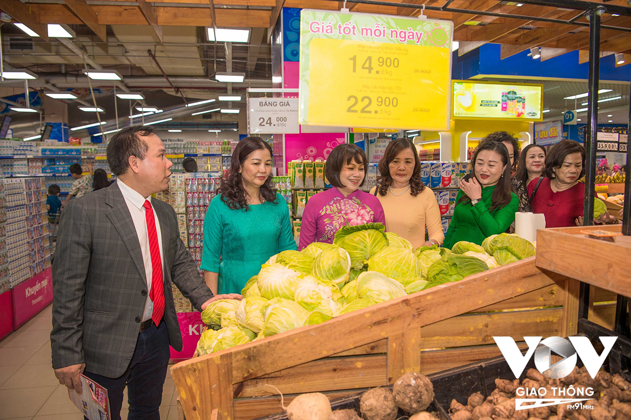 Các đại biểu tham quan quầy hàng Việt tại siêu thị Co.opmart Hà Nội