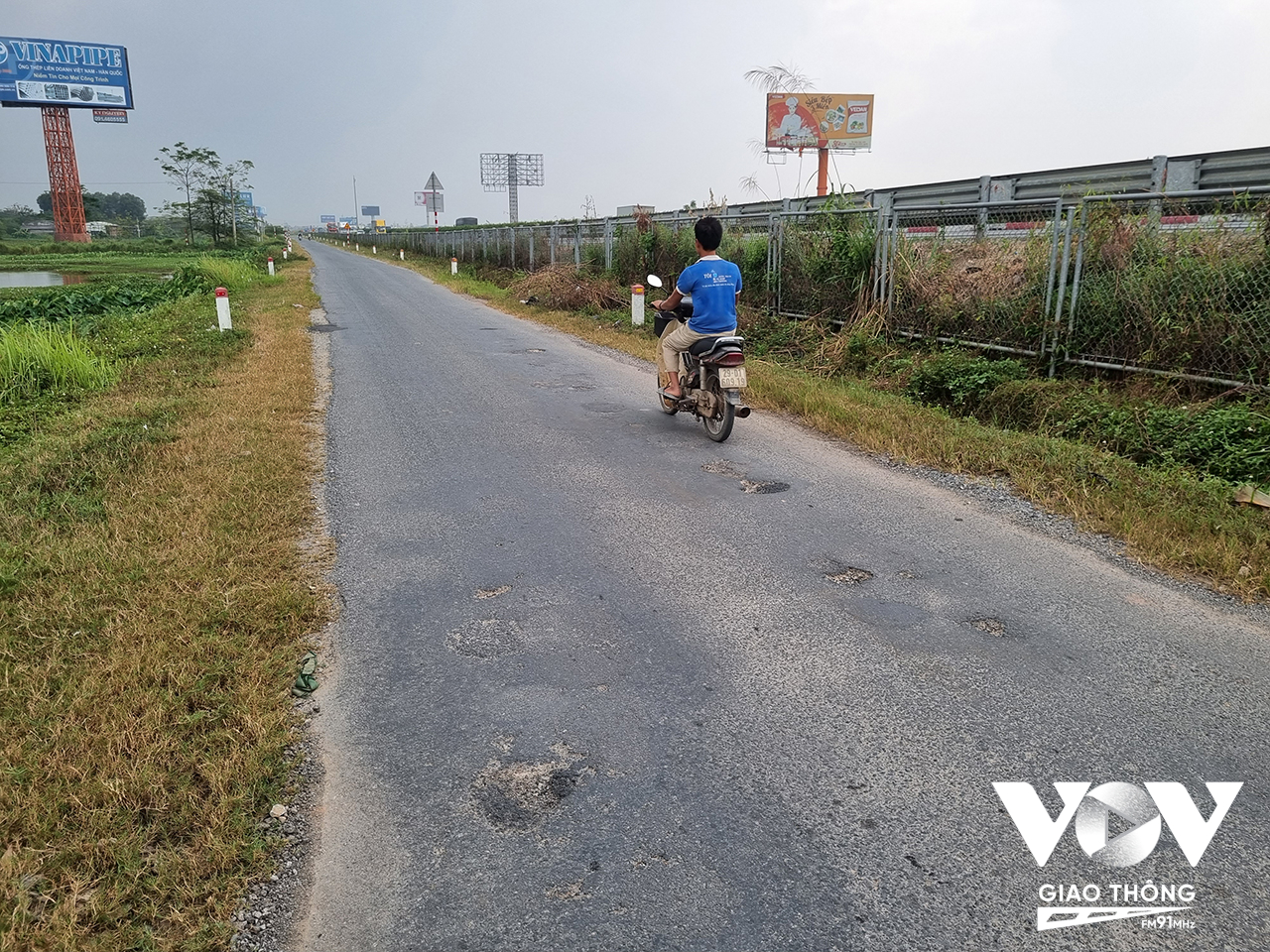 Nhiều vị trí đã xuất hiện ổ gà, đặc biệt là đoạn đường gom cao tốc Pháp Vân - Cầu Giẽ qua xã Thắng Lợi, huyện Thường Tín, hướng về Hà Nội
