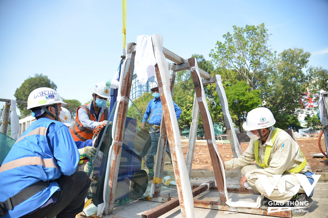 Sáng nay (15/11), nhiều kỹ sư, công nhân đang tiến hành lắp kính cho giếng trời tại nhà ga Bến Thành (quận 1) thuộc tuyến metro số 1 (Bến Thành - Suối Tiên).