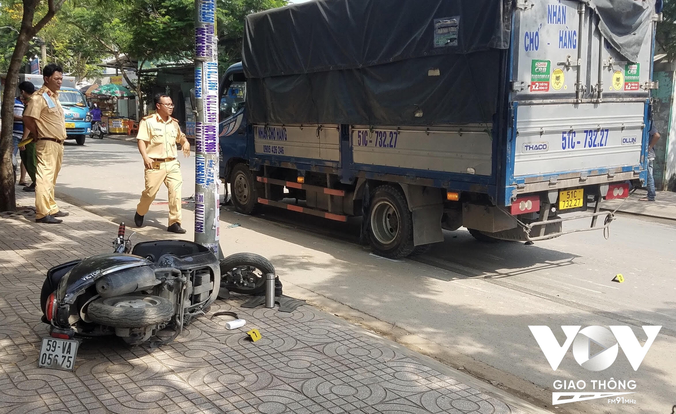Xe máy văng lên vỉa hè, 2 nữ sinh bị thương nặng.