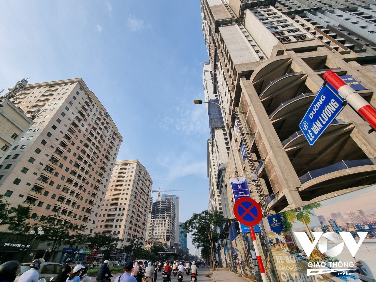 Trục đường Lê Văn Lương với hàng chục tòa cao ốc 'phá vỡ' quy hoạch