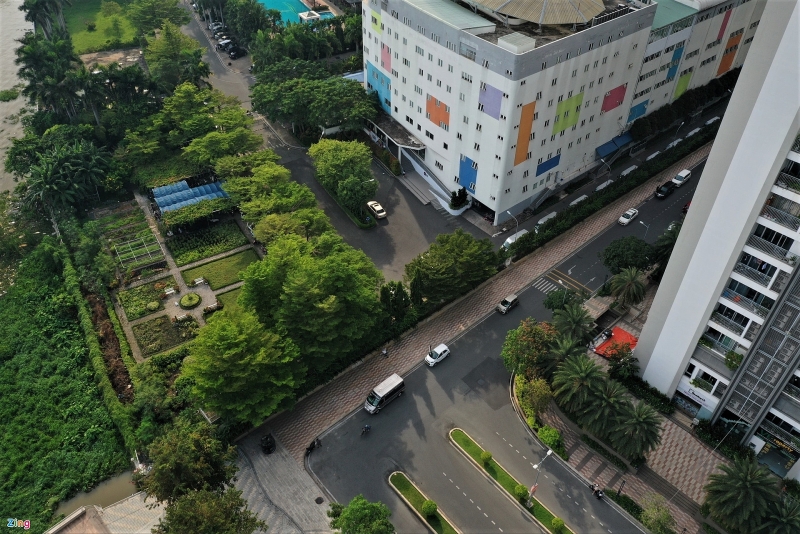 Bức tường chắn tuyến đường nội bộ 2 khu dân cư cao cấp Vinhomes Central Park và Saigon Pearl. Ảnh: Zing