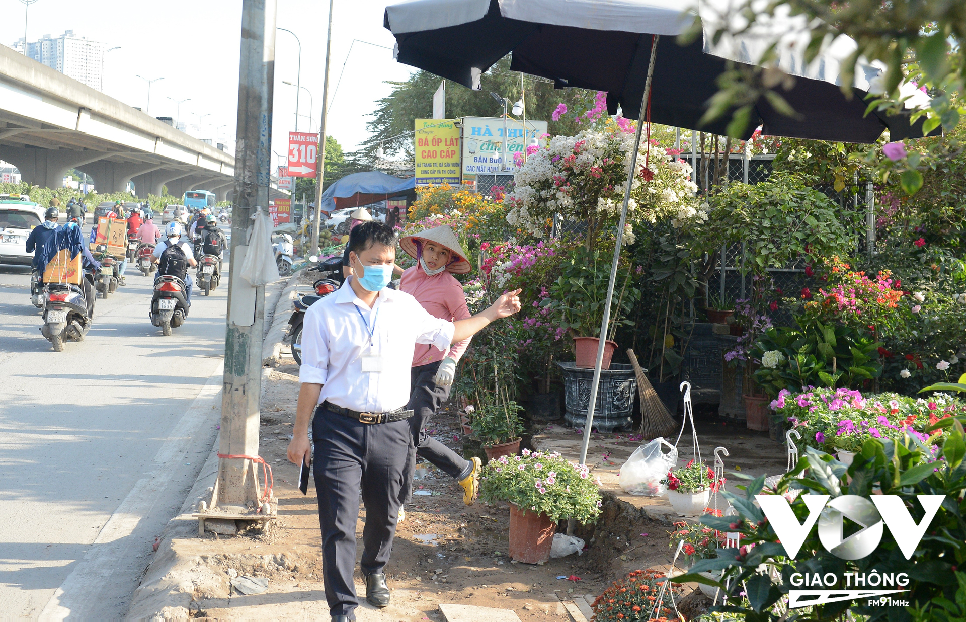 Khi thấy cán bộ của phường Đại Kim các hộ kinh doanh vội vàng tháo ô che nắng, di chuyển hàng hóa vào trong.