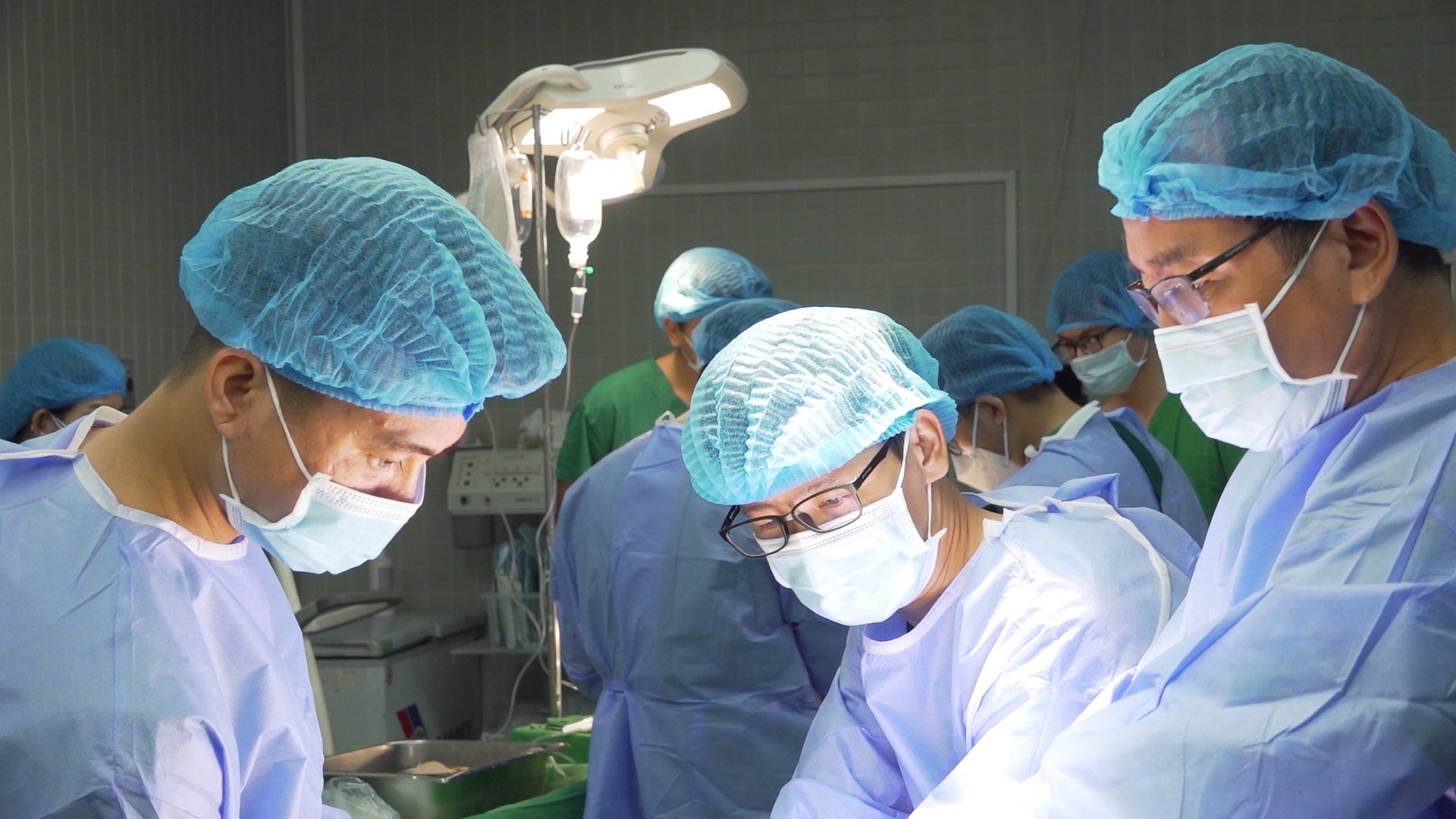 Bác sĩ đang phẫu thuật lấy các bộ phận tạng hiến.
