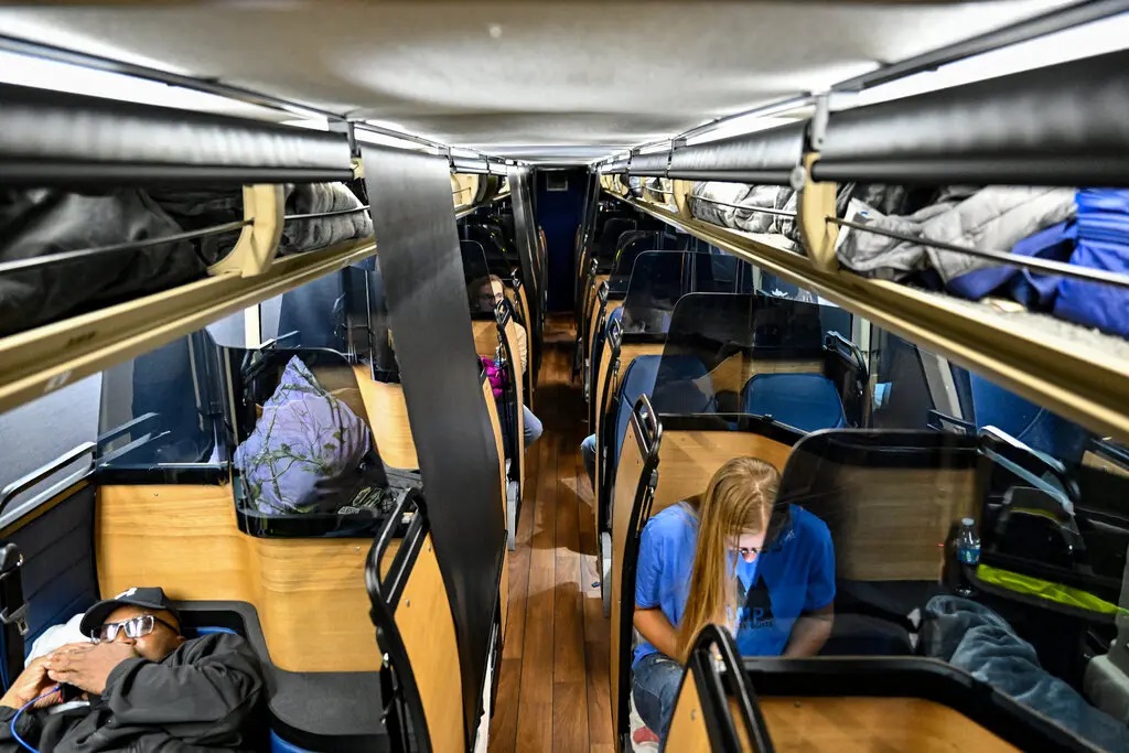 Hành khách trên xe buýt của Napaway - Ảnh The New York Times
