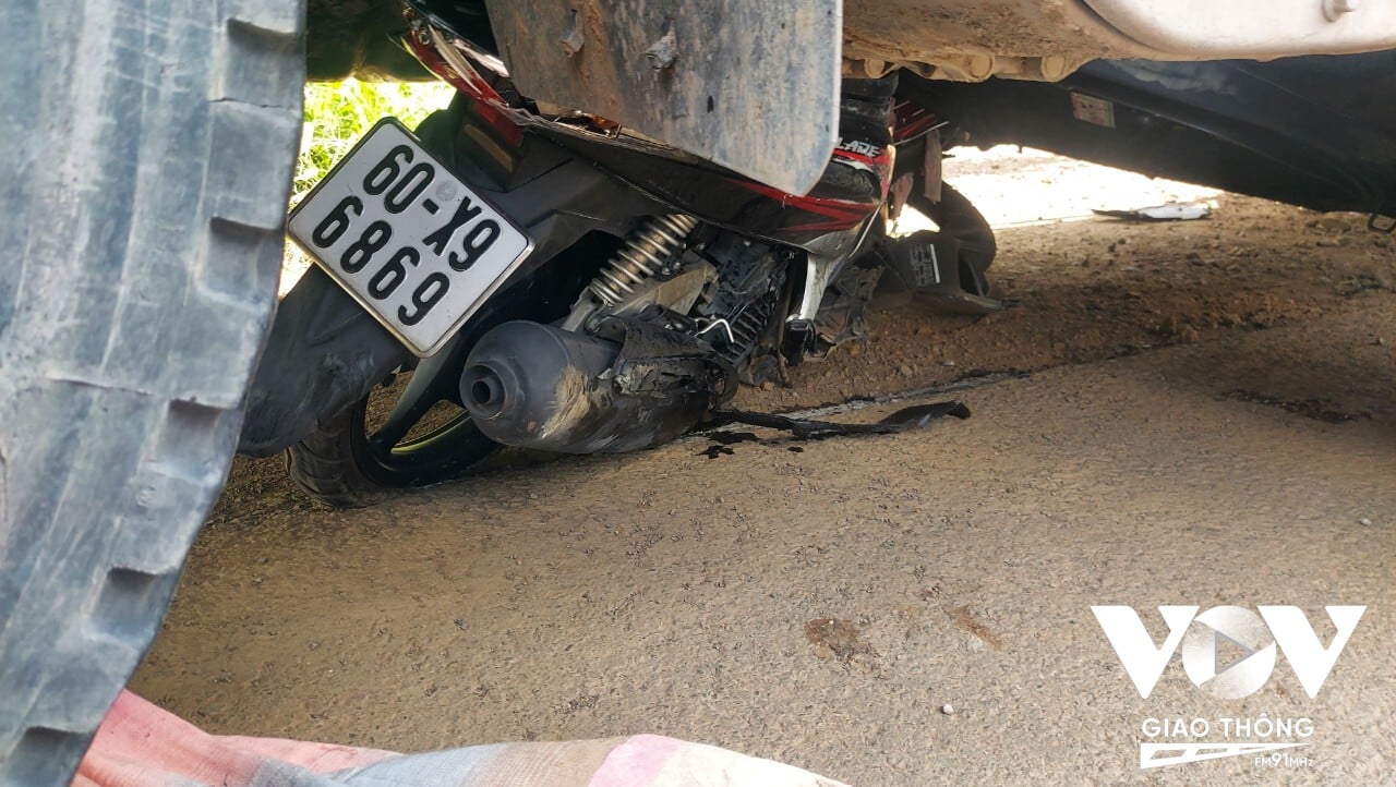 Chiếc xe máy của nạn nhân bẹp dúm, biến dạng nằm kẹt dưới gầm xe ben.