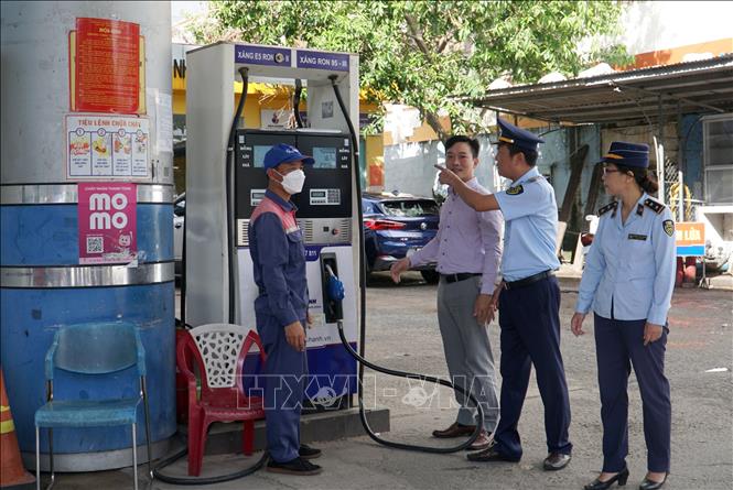 Lực lượng chức năng Đà Nẵng kiểm tra hoạt động tại các cửa hàng xăng dầu trên địa bàn. Ảnh: Quốc Dũng/TTXVN