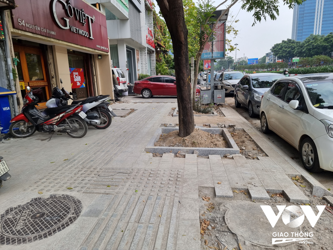 Chỉ dài vài km, thế nhưng nhiều tháng qua, công trình lát đã vỉa hè đường Nguyễn Chí Thanh vẫn không thể thi công xong.
