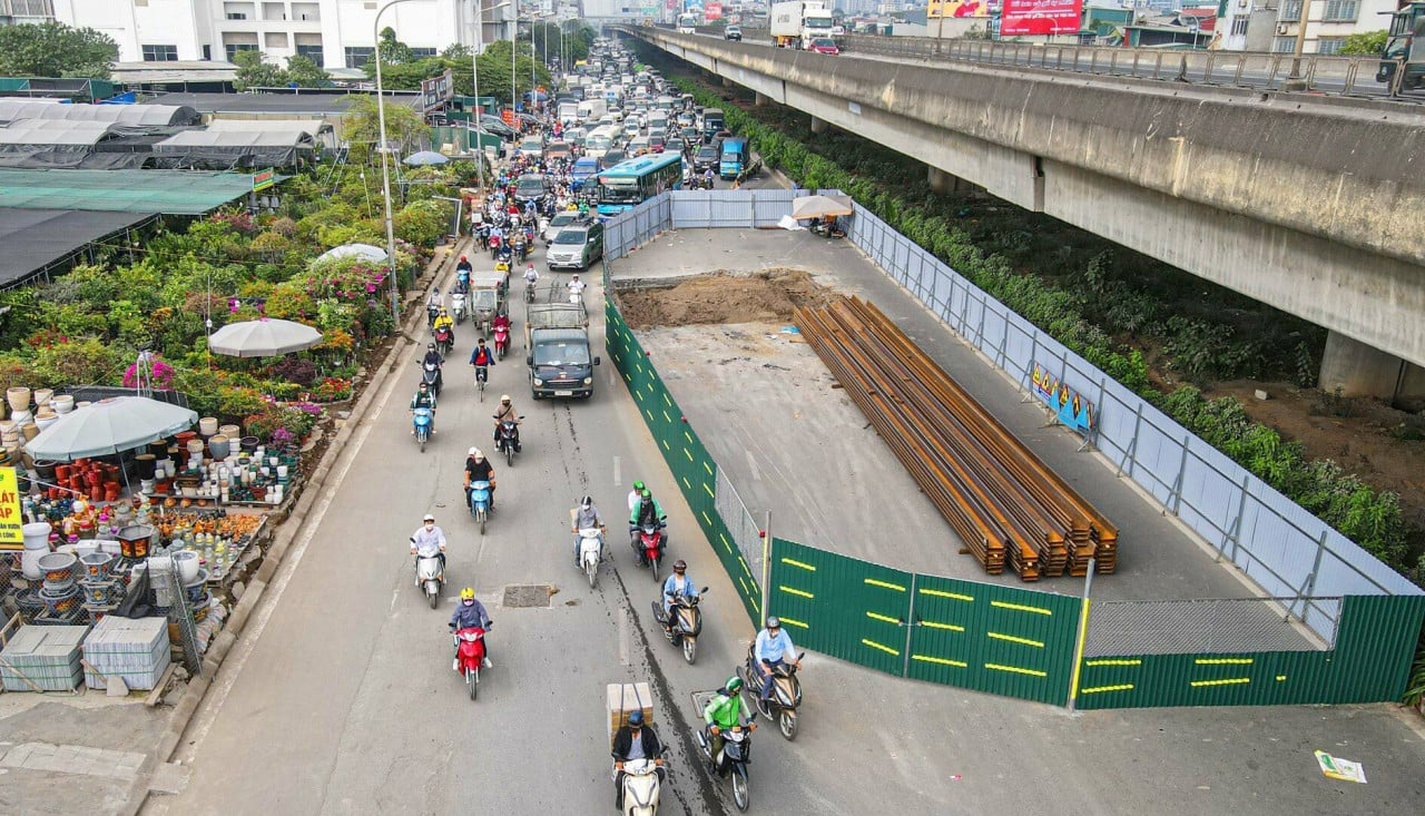 Việc rào chắn chiếm 2/3 lòng đường trên đường Nguyễn Xiển (Hà Nội) gây ra tình trạng giao thông hỗn loạn.