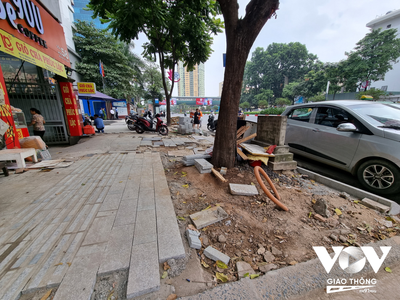 Theo người dân, vỉa hè đường Nguyễn Chí Thanh đã thi công nhiều tháng nay. Có những đoạn đường chỉ dừng lại ở bước san nền, đổ bê tông rồi không hề thấy công nhân tiếp tục thi công trong 3 tuần vừa qua.