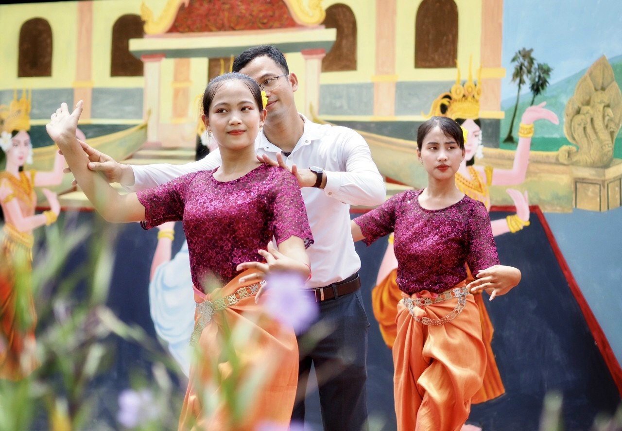 Thầy Thắng dạy cho sinh viên điệu múa Khmer - Ảnh Báo Thanh Niên
