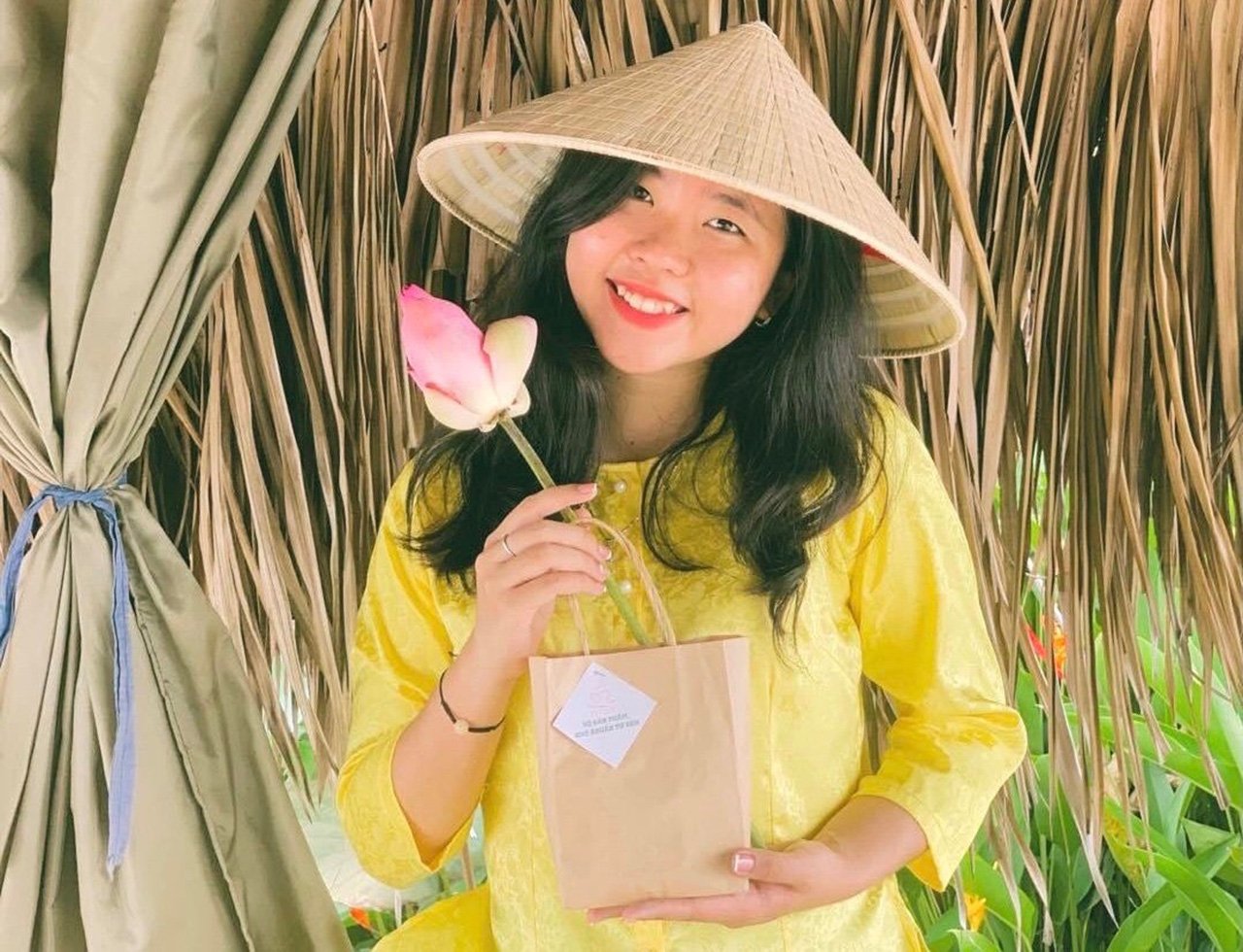 Nguyễn Thị Mai Hương có tình yêu đặc biệt với hoa sen - Ảnh Báo Thanh Niên