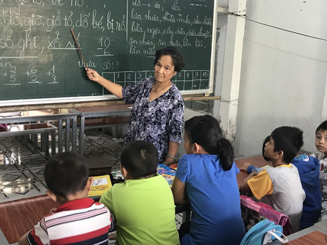 Cô giáo Võ Thị Son dạy học miễn phí cho trẻ em nghèo ở Cần Thơ - Ảnh Lao Động