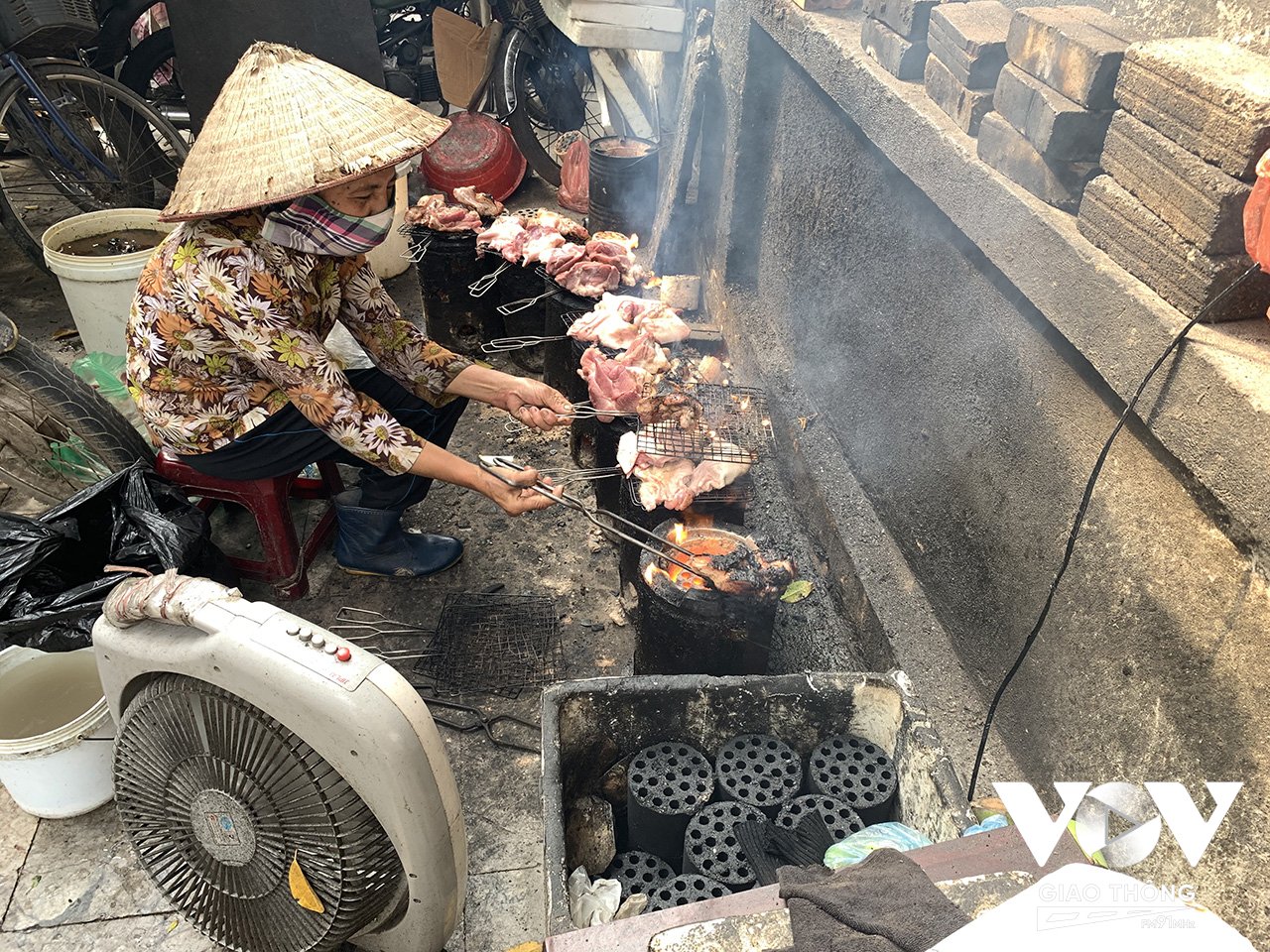 Món giả cầy được nướng trên bếp than tổ ong ở một khu chợ trong phố cổ