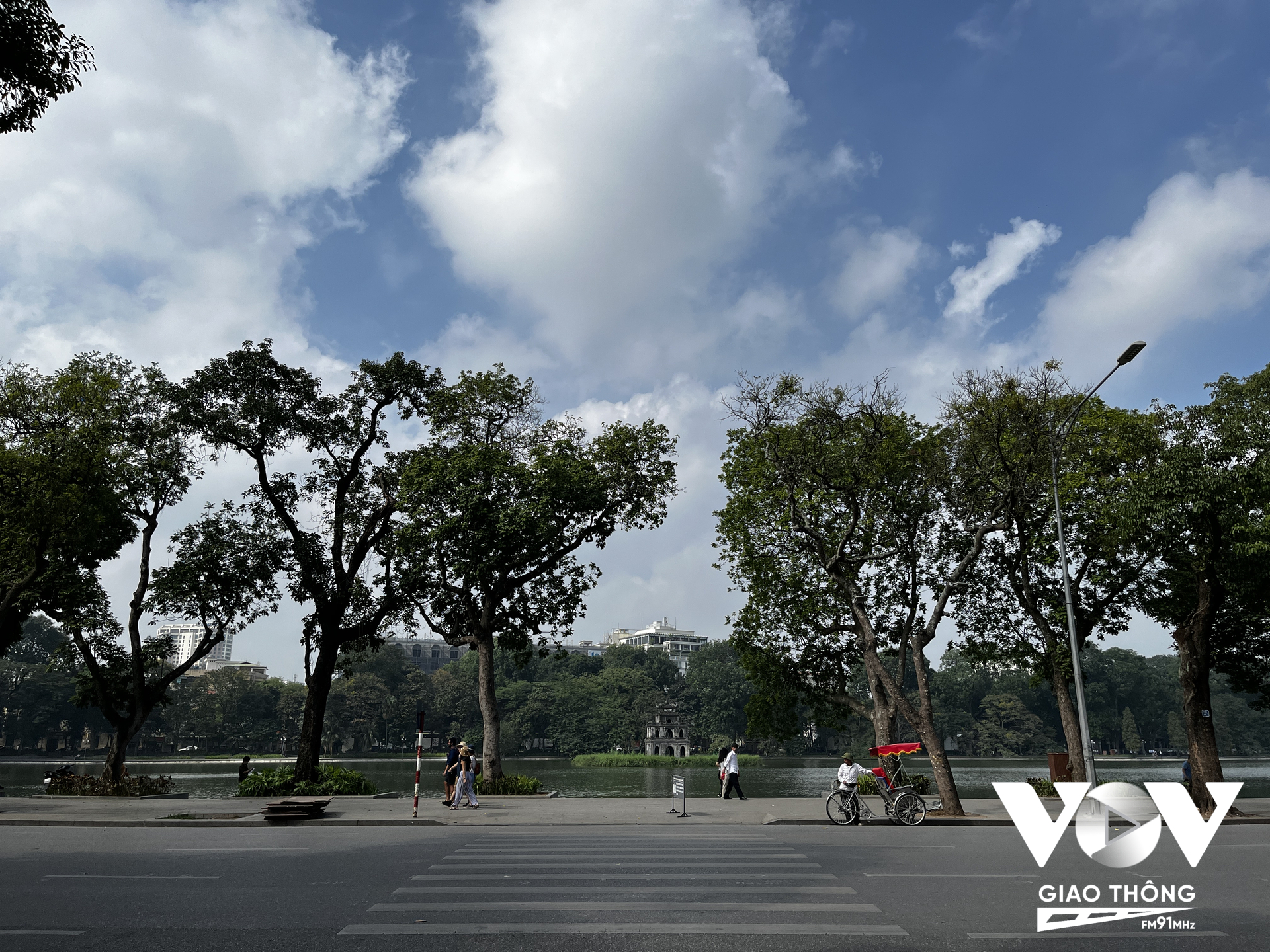Xung quanh Hồ Hoàn Kiếm là địa điểm lý tưởng cho việc tổ chức phố đi bộ