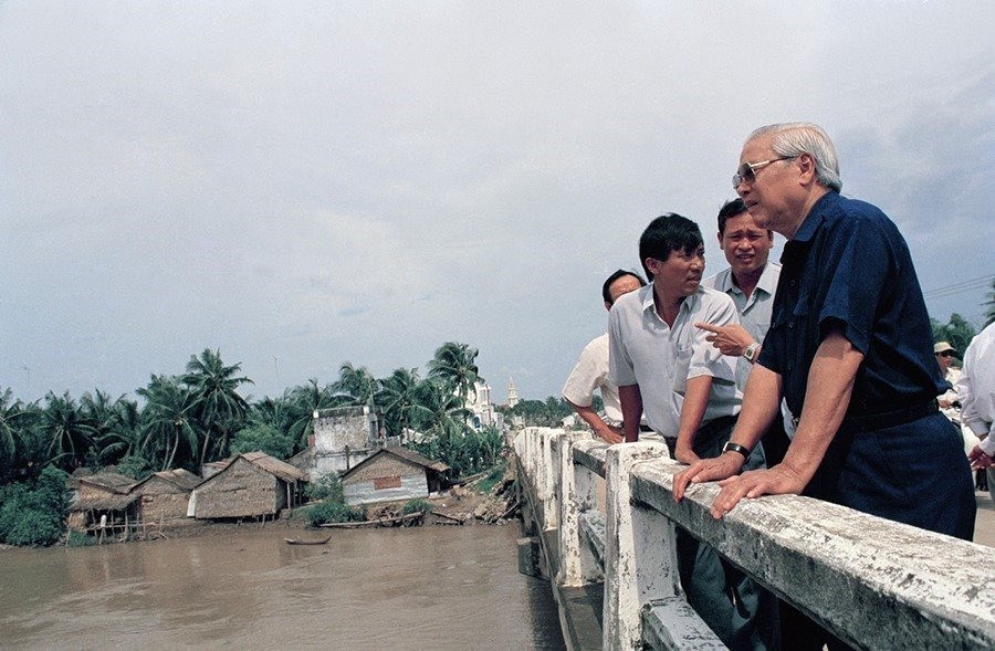 Thủ tướng Võ Văn Kiệt thị sát công trình thủy lợi tỉnh Trà Vinh, ngày 26/7/1996. (Ảnh: Minh Đạo/TTXVN)