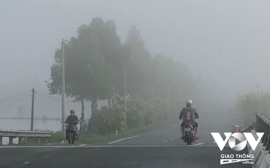  Sương mù dày đặc ở Cần Thơ, Hậu Giang, Kiên Giang... Tầm nhìn xa chỉ còn khoảng 30 m, trời se lạnh.