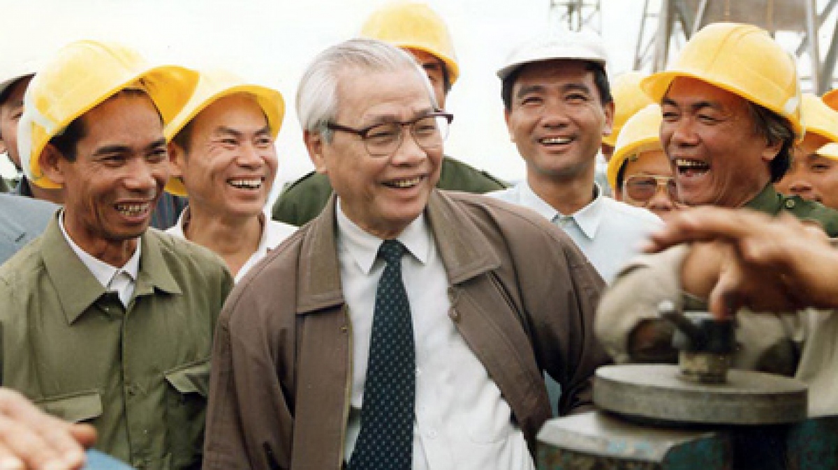 Thủ tướng Võ Văn Kiệt và công nhân trên công trường xây dựng trạm biến thế 500 kV Plây Cu, ngày 3/11/1993. Ảnh tư liệu.