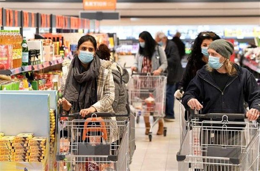 Người dân Áo mua hàng tại một siêu thị ở thủ đô Vienna. Ảnh: AFP