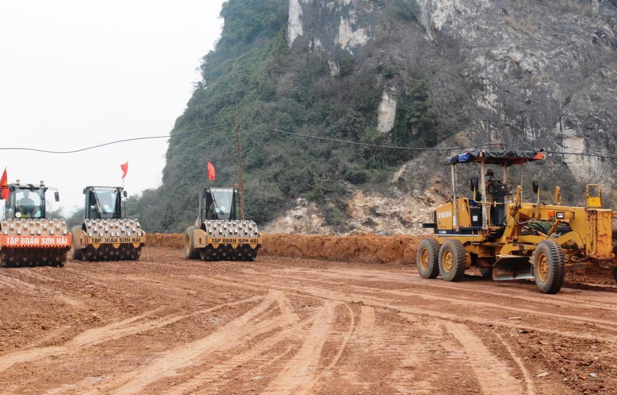 Nỗi lo thiếu cát cho các công trình cao tốc (ảnh: vietnamplus.vn)