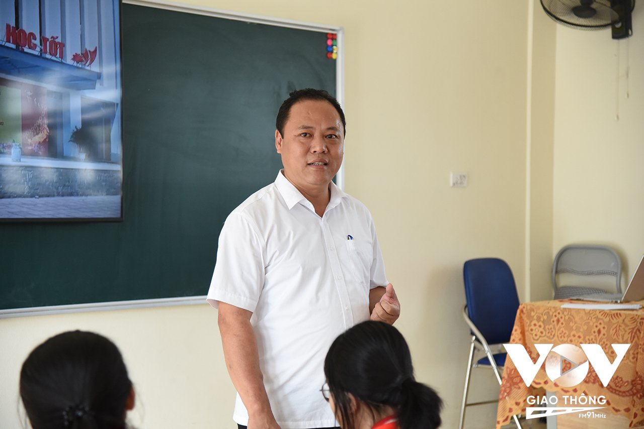 Thầy giáo Đặng Bá Văn – Hiệu trưởng trường TH&THCS Chất lượng cao Mỹ Đức (Hà Nội)
