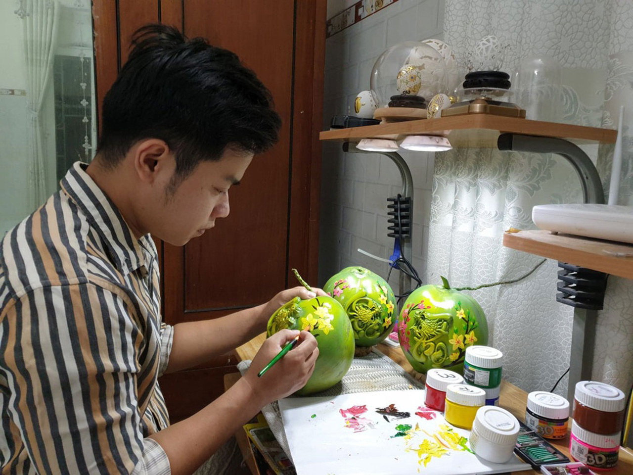 Anh Trần Minh Nhựt vẽ dừa dịp tết - Ảnh: Thanh Niên