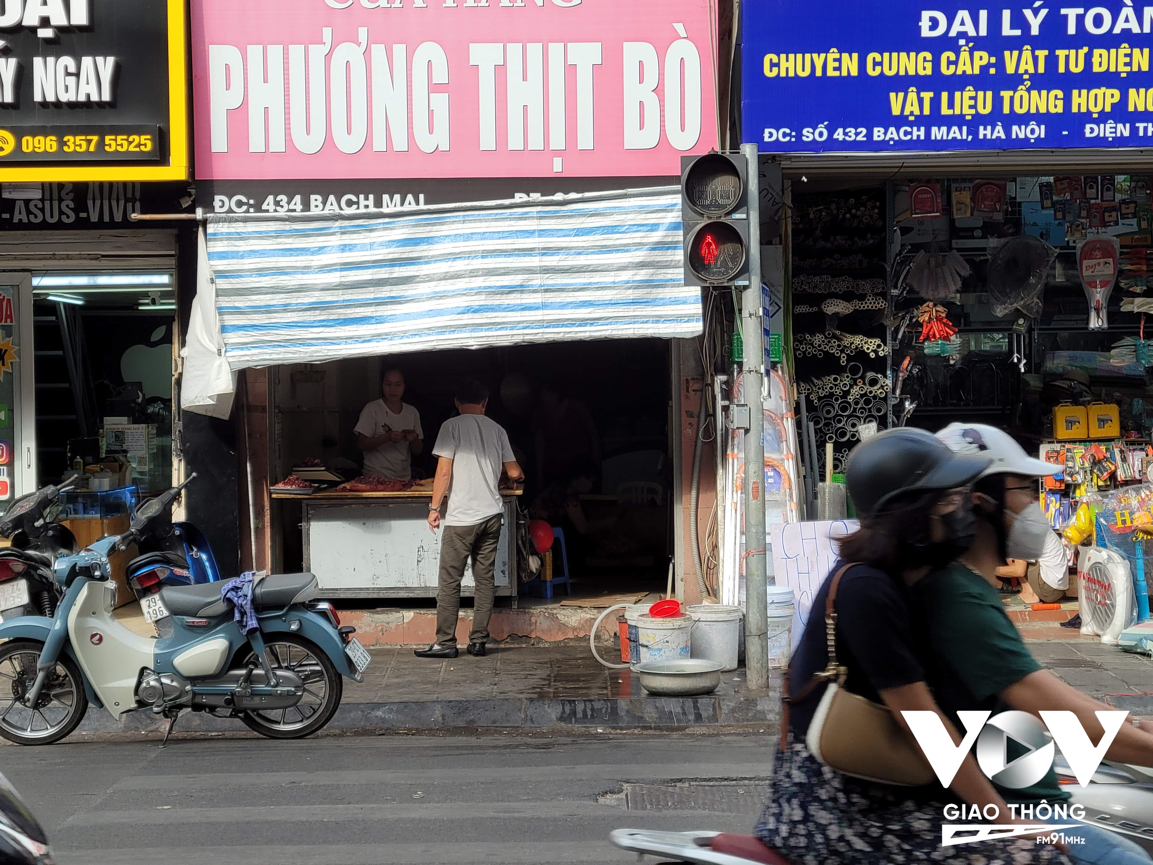 Vỉa hè bên dãy số nhà chẵn phố Bạch Mai vốn đã chật hẹp, lại bị lấn chiếm từ hàng quán kinh doanh, nên không khuyến khích được người đi bộ tiếp cận với hệ thống nút bấm sang đường.