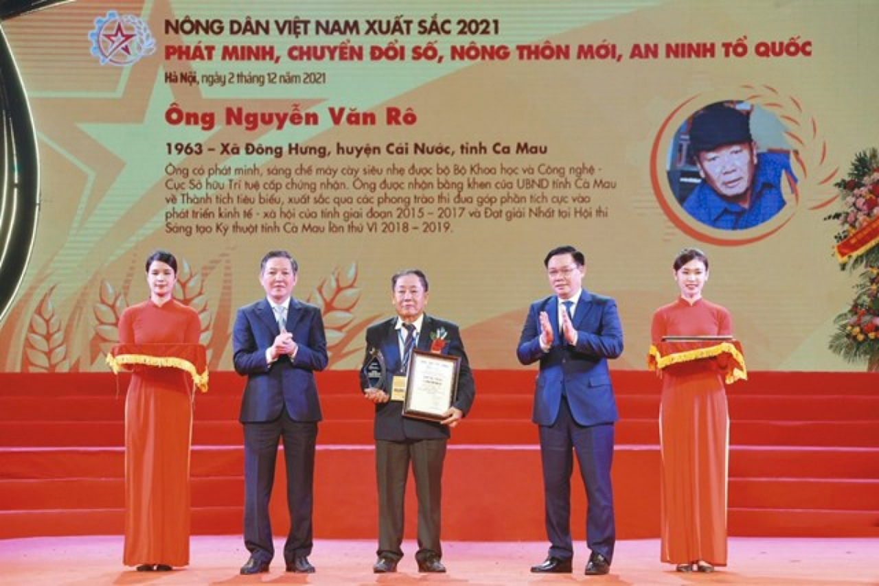 Lão nông Nguyễn Văn Rô, ở ấp Giá Ngự, xã Đông Hưng, huyện Cái Nước được Bộ khoa học và Công nghệ - Cục sở hữu trí tuệ chứng nhận. Ngoài ra ông Rô còn được tôn vinh là nông dân xuất sắc tiêu biểu năm 2021 - Ảnh Daidoanket.Vn