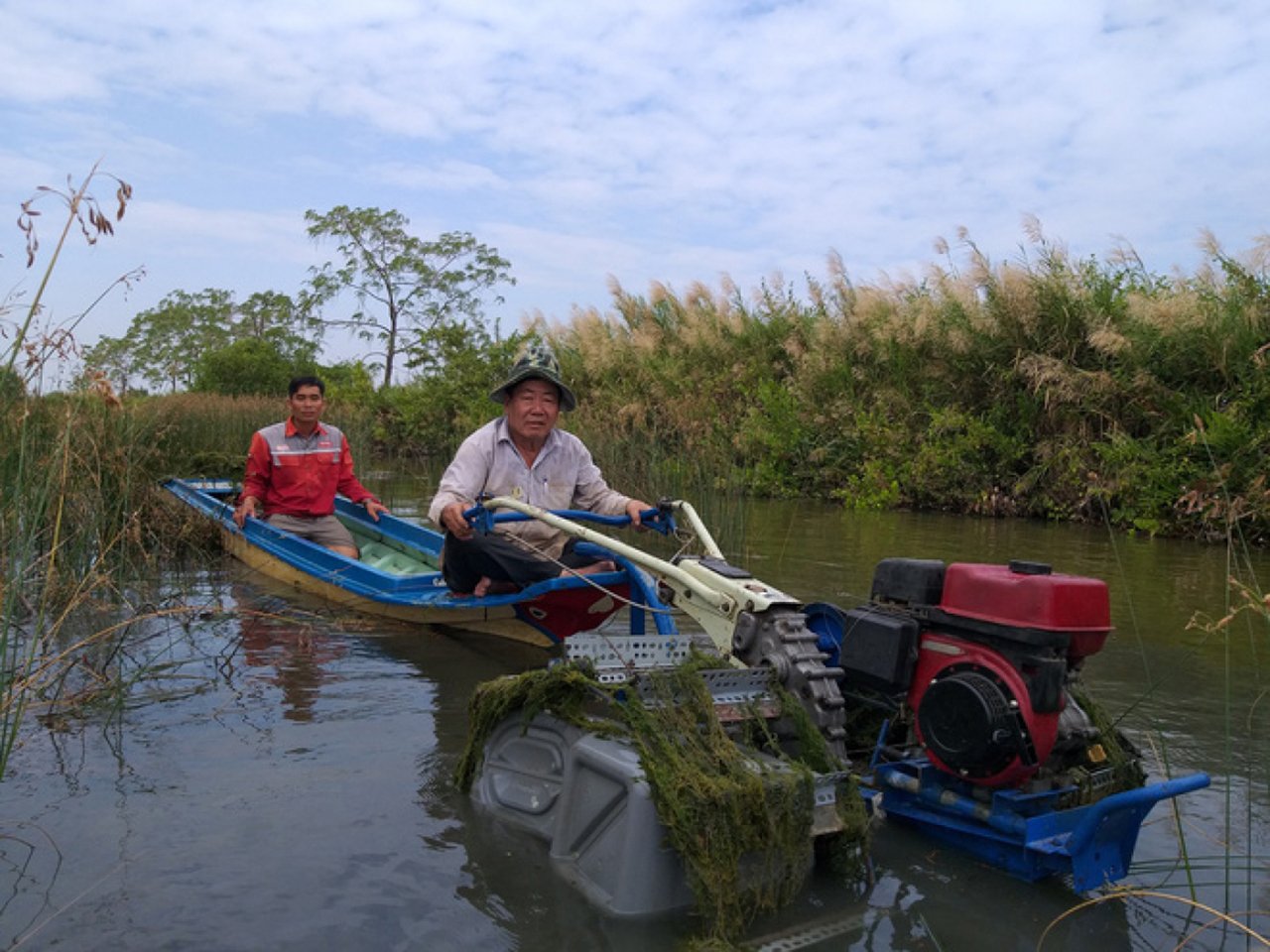 Lão nông Nguyễn Văn Rô và chiếc máy cày phao nổi - Ảnh VOV