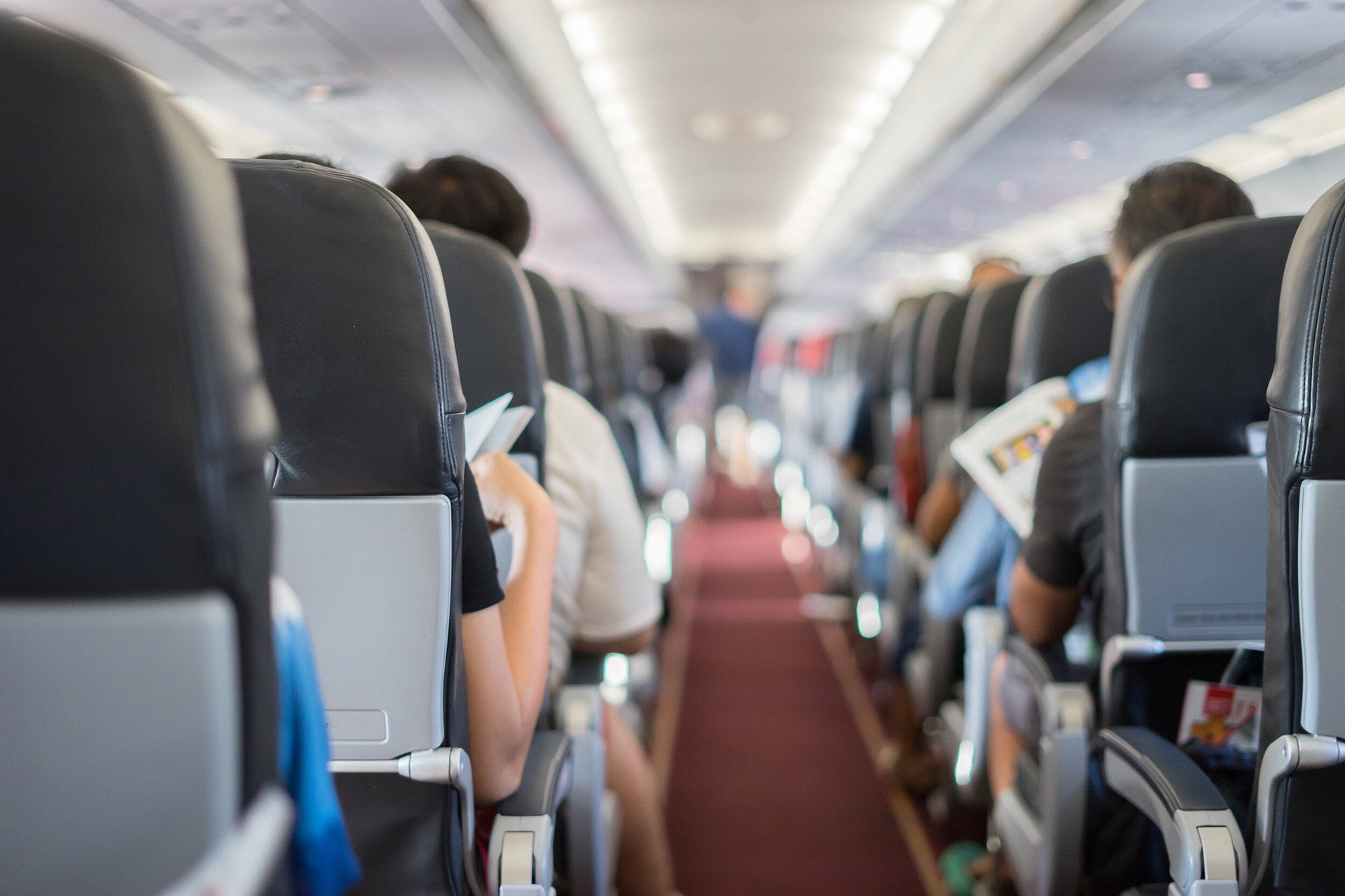 Không chỉ ảnh hưởng tới trải nghiệm của khách hàng, yếu tố an toàn cũng bị ảnh hưởng khi chỗ ngồi máy bay chật đi. Ảnh: CNN