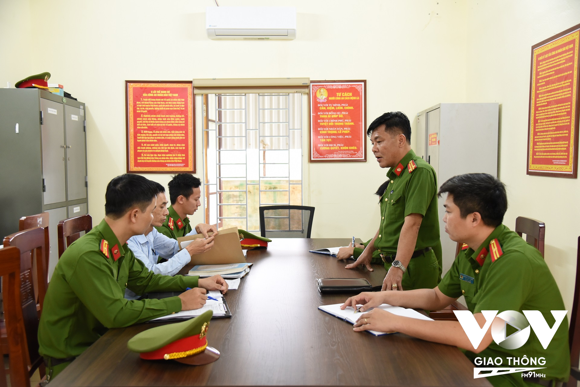 Đội Cảnh sát PCCC&CNCH Công an huyện Thạch Thất làm việc tại xã Thạch Xá