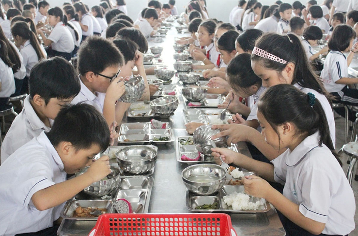 Học sinh ngán ngẩm vì thức ăn quá quen thuộc; vấn đề vệ sinh an toàn thực phẩm không được đảm bảo