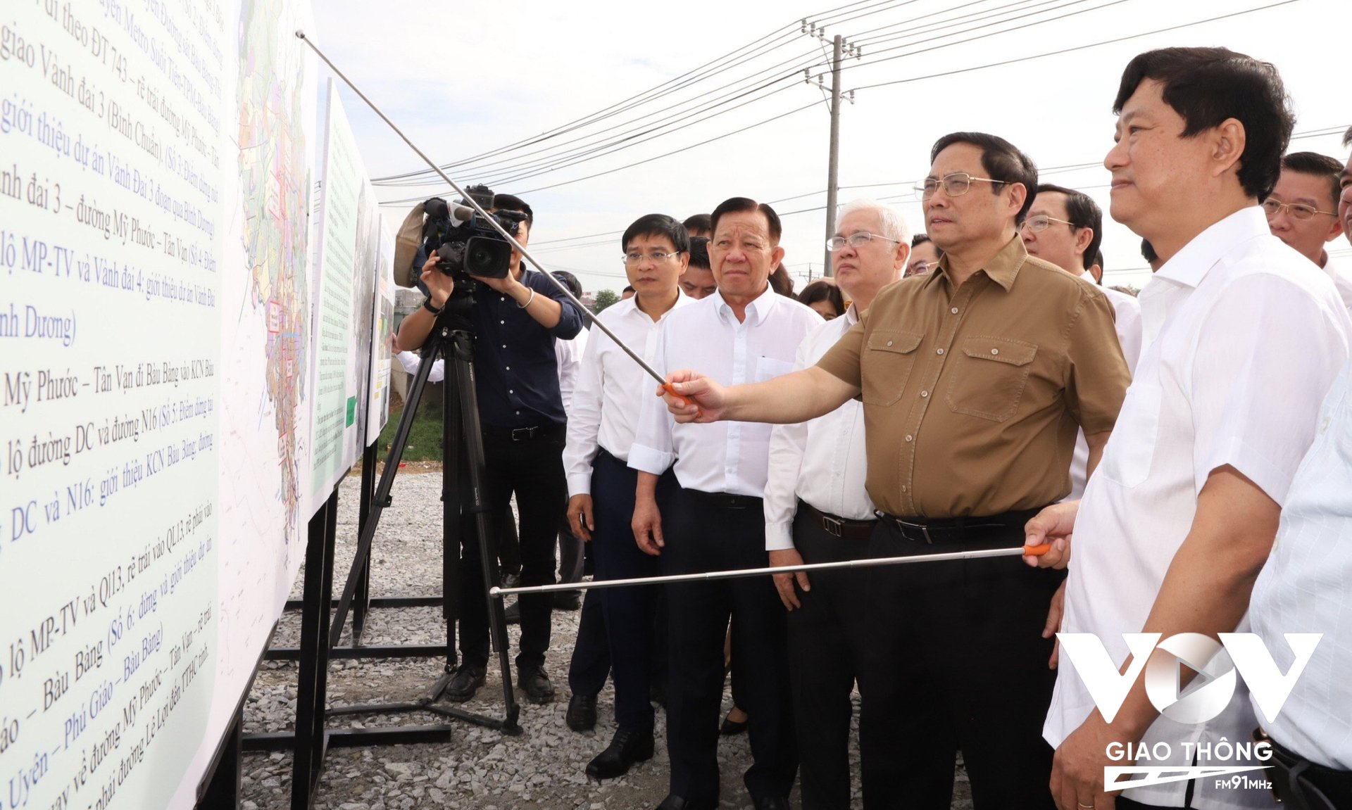 Thủ tướng Phạm Minh Chính nghe chủ tịch UBND tỉnh Võ Văn Minh báo cáo về quy hoạch và tiến độ chuẩn bị triển khai xây dựng đường cao tốc TP.HCM - Thủ Dầu Một - Chơn Thành.