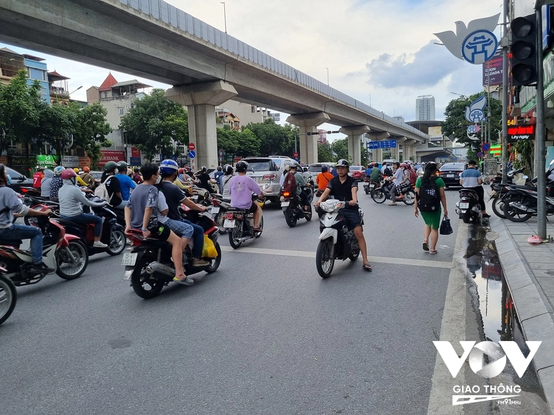 Càng gần Tết, lưu lượng phương tiện tham gia giao thông càng đông, việc rào chắn, thu hẹp lòng đường sẽ khiến tình hình giao thông trên tuyến Nguyễn Trãi rất phức tạp.