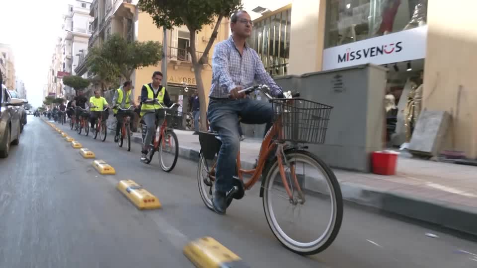 Ai Cập đã giới thiệu các làn đường dành cho xe đạp ở trung tâm thành phố Cairo. Ảnh: Reuters