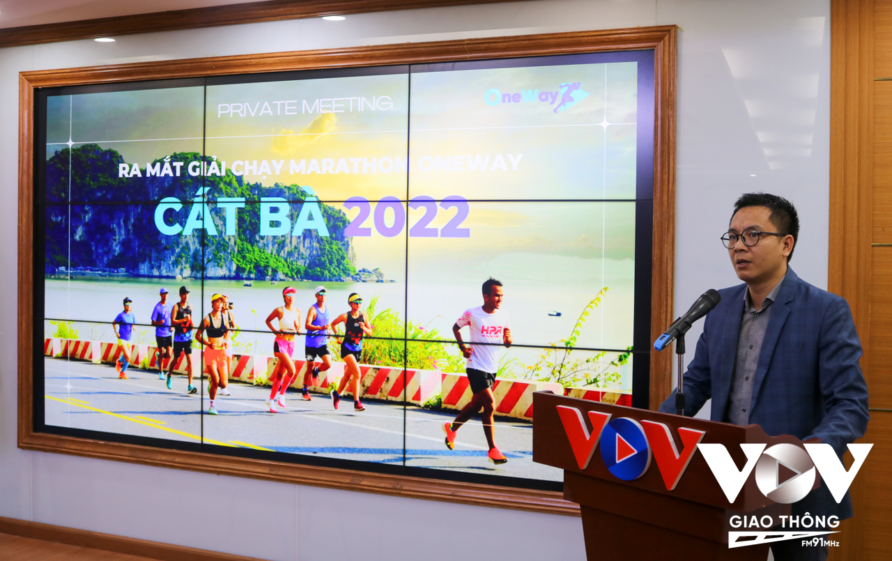 Ông Bùi Minh Tuấn - Giám đốc Công ty Cổ phần Đầu tư Công nghệ Truyền thông Onebit, Trưởng Ban Tổ chức thông tin về cung đường chạy tại OneWay Marathon Cát Bà 2022 sẽ được tổ chức ngày 10/12 tới