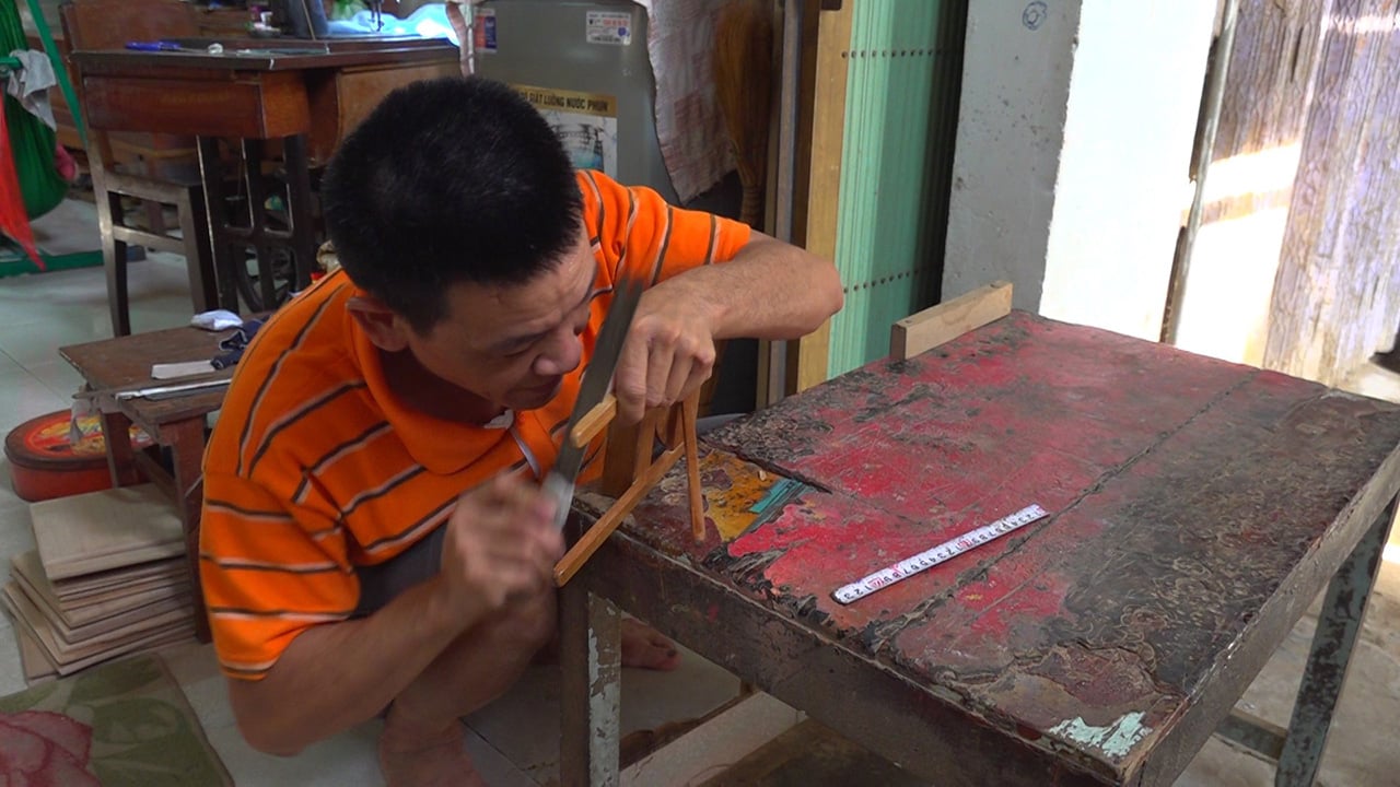 Anh Vũ đã vươn lên, cố gắng làm một người con hiếu thảo, và còn mày mò, sáng tạo nên những món đồ mỹ nghệ trang trí được nhiều khách hàng ưa chuộng, kiếm đồng ra đồng vào phụ giúp gia đình - Ảnh tanchau.angiang.gov.vn