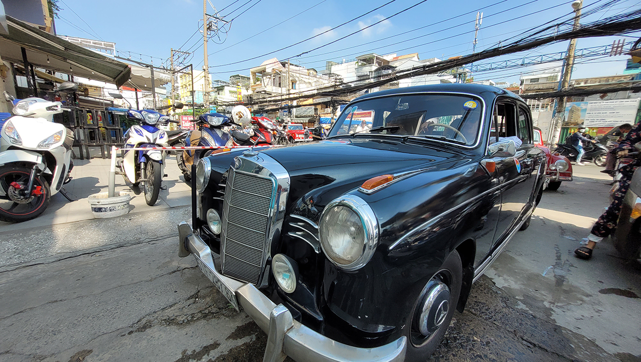 Xe vào Garage Citroen Biệt động Sài Gòn nằm trên đường Cách Mạng Tháng Tám