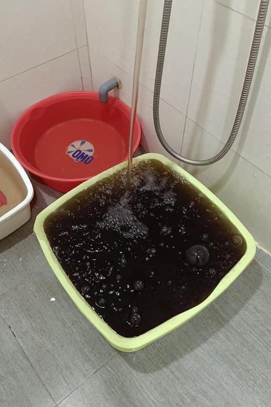 Hơn 3 năm sinh sống tại tòa nhà chung cư Hòa Phát (quận Hoàng Mai), người dân liên tục chứng kiến nước sinh hoạt có tình trạng vẩn đục, thậm chí đục ngầu như nước cống. Ảnh: Lao động