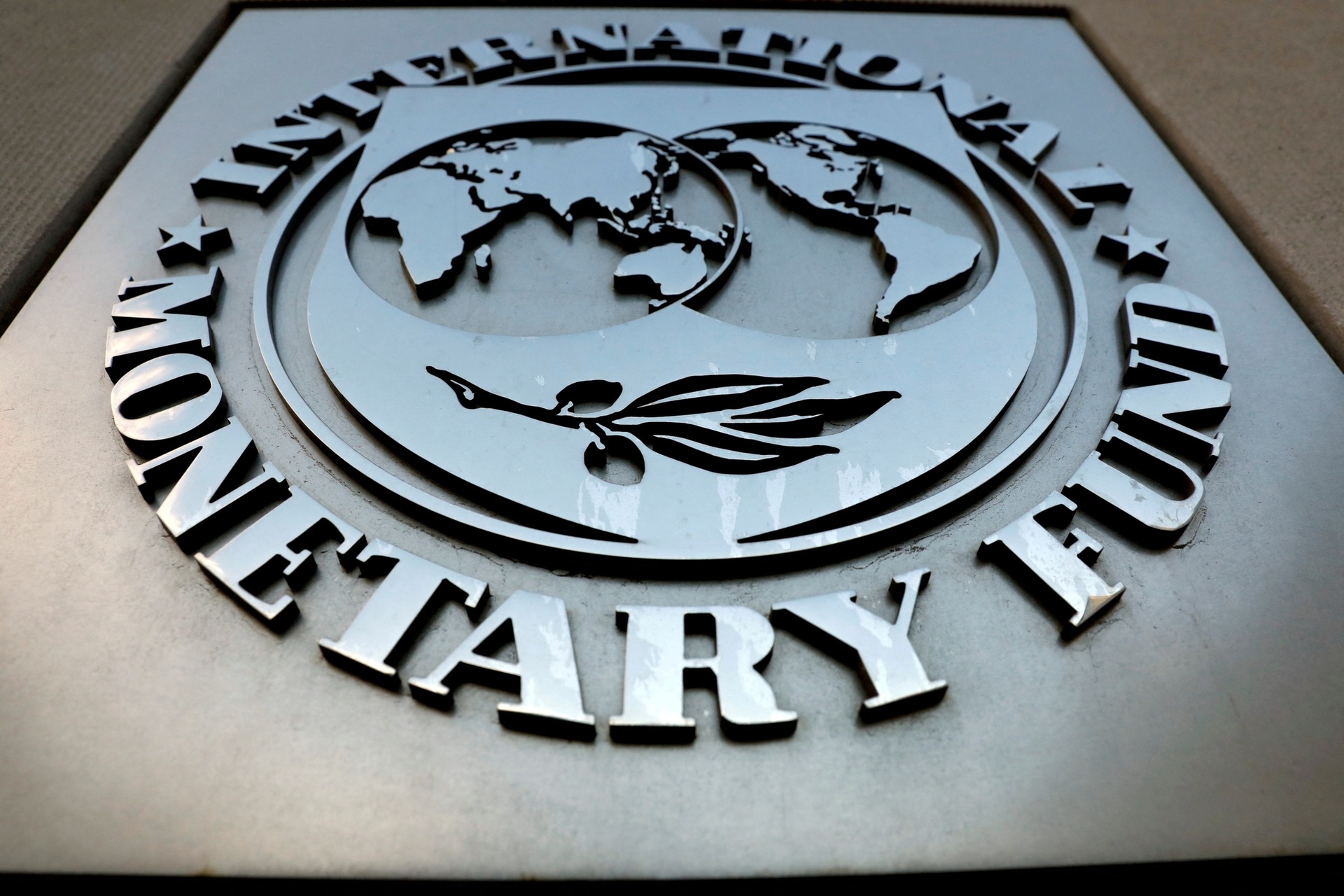 Biểu tượng của Quỹ Tiền tệ Quốc tế bên ngoài trụ sở chính của tổ chức ở Washington, Mỹ (Ảnh: REUTERS)