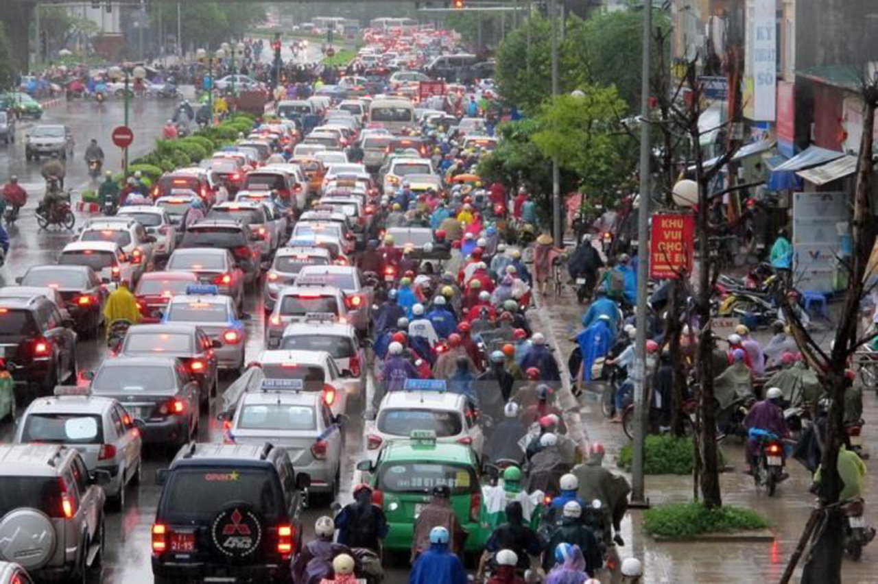 Cảnh ùn tắc giao thông hàng ngày trên đường Lê Văn Lương - Tố Hữu (Hà Nội). Ảnh: TTXVN