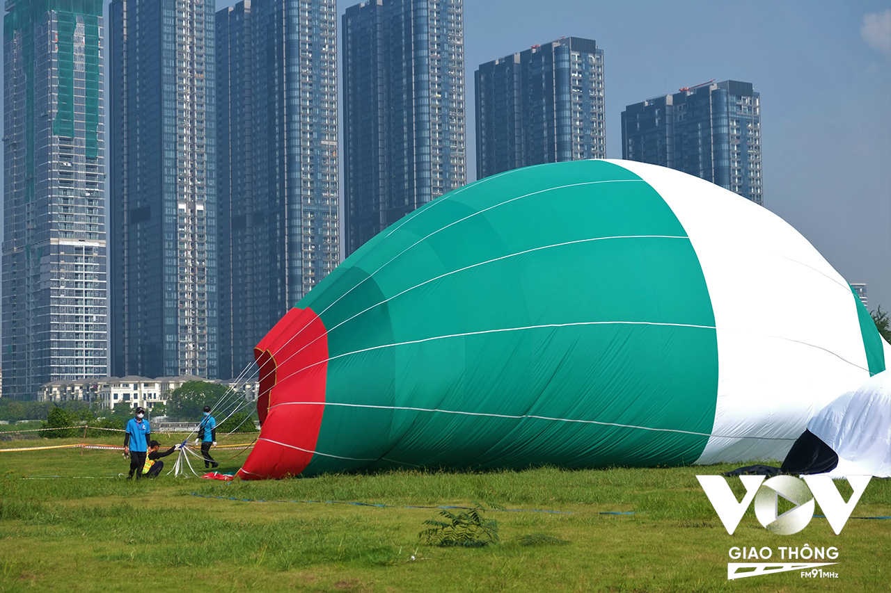 Sau 1 giờ ‘chào sân’, các khinh khí cầu được hạ xuống do thời tiết nắng nóng. Đến 16h các khinh khí cầu sẽ tiếp tục bay để phục vụ du khách, người dân.