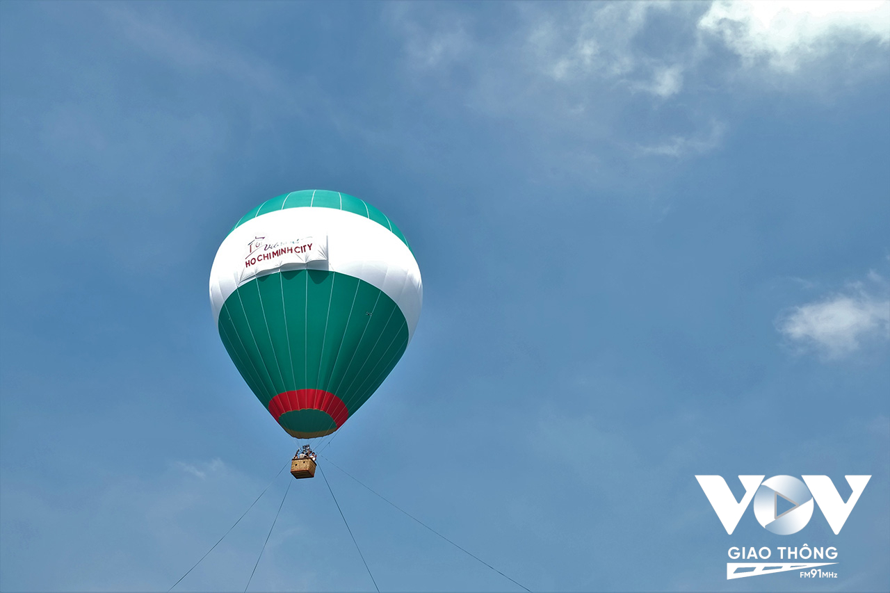 Đến với lễ hội, nhiều du khách đã có những trải nghiệm thú vị với dịch vụ bay trên khinh khí cầu để ngắm nhìn toàn thành phố ở độ cao 70m.