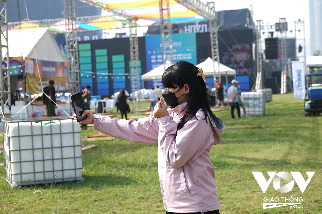 Lễ hội là nơi lý tưởng để các bạn trẻ tìm đến check in “sống ảo’ bên những khinh khí cầu.