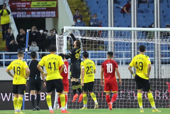 Xà ngang khung thành CLB Borussia Dortmund bị bung ra trong trận giao hữu với đội tuyển Việt Nam tối 30-11 trên sân Mỹ Đình - Ảnh: Tuổi Trẻ
