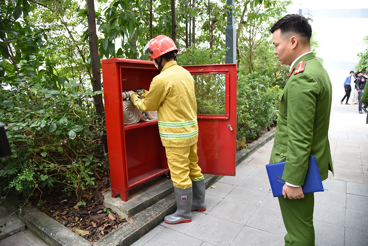 Lực lượng chức năng hướng dẫn đội PCCC cơ sở sử dụng lăng vòi chữa cháy