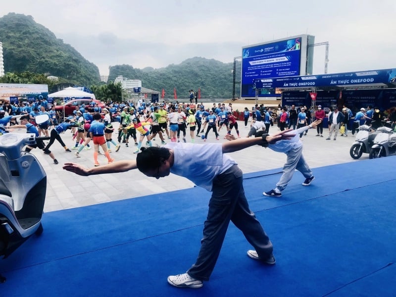 13h20': các vận động viên tập trung tại Quảng trường Trung tâm Cát Bà để huấn luyện viên hướng dẫn khởi động, chuẩn bị cho đường đua OneWay Marathon 2022.