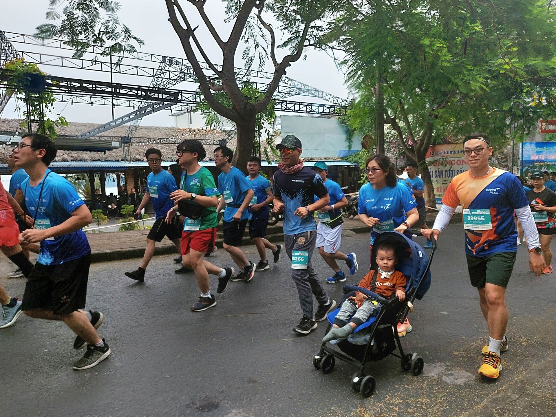 Năm nay còn có cả những gia đình cùng tham gia Giải chạy OneWay Marathon Cát Bà 2022