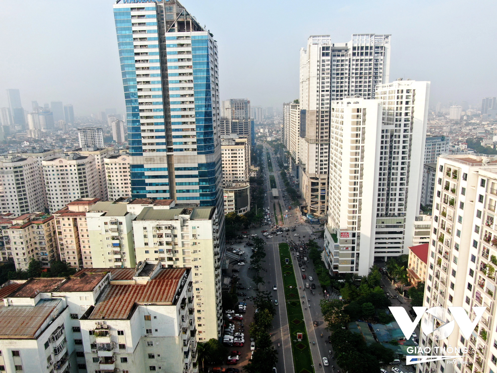 Trục đường Lê Văn Lương với hàng chục tòa cao ốc