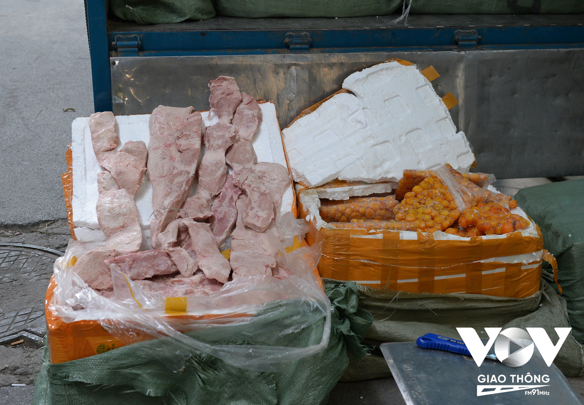 Số nội tạng động vật bao gồm nầm lợn, trứng non đông lạnh được cất giữ trong các thùng xốp.